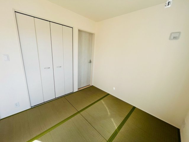 【Livele Garden】　小山市中久喜　第１　全5邸の和室|〇２号棟　和室　4.5帖〇
陽当たりの良いリビングと続き間の和室。玄関ホール側にも扉があり、リビングを通らずにお客様をお部屋へ通すことができます（＾＾）
2026年2月撮影