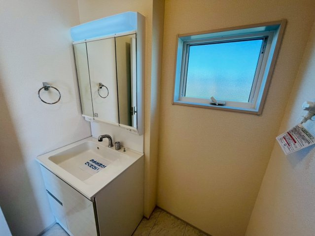 【Livele Garden】　小山市中久喜　第１　全5邸の独立洗面台|〇２号棟　洗面化粧台〇
三面鏡の大きな洗面台は、収納スペースも充実♪鏡の裏も収納スペースになっております。
2026年2月撮影