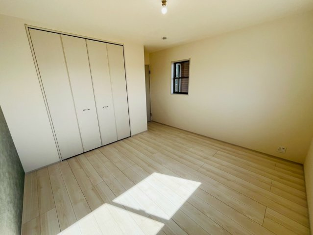 【Livele Garden】　小山市中久喜　第１　全5邸の洋室|〇４号棟　洋室　7.88帖〇
日差しが注ぎ、心地よい空間です。各居室に収納付きで住みやすさにこだわっています！
2026年2月撮影