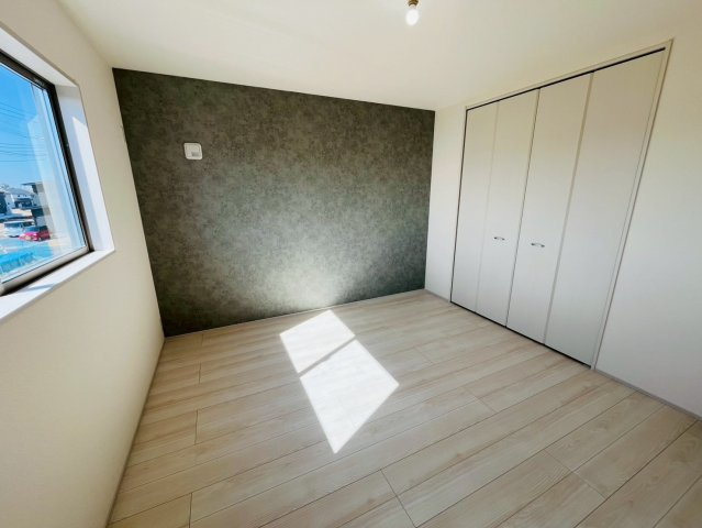 【Livele Garden】　小山市中久喜　第１　全5邸の洋室|〇４号棟　洋室　7.88帖〇
アクセントクロスがお洒落な主寝室。クローゼット付きで大切なお洋服もしっかり収納できます♪
2026年2月撮影