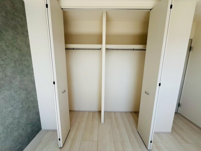 【Livele Garden】　小山市中久喜　第１　全5邸の収納|〇４号棟　クローゼット〇
パイプや枕棚で空間を立体的に使います。衣類の種類や使用頻度に合わせて、整頓できます♪
2026年2月撮影