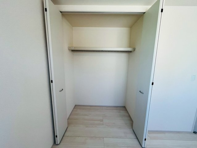【Livele Garden】　小山市中久喜　第１　全5邸の収納|〇４号棟　クローゼット〇
クローゼットにはパイプハンガーが付いているので、お子様でも上手に収納することができます♪
2026年2月撮影