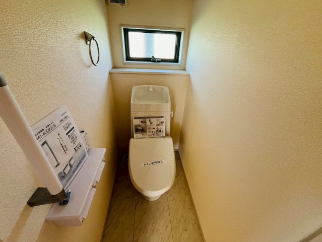 【Livele Garden】　小山市中久喜　第１　全5邸のトイレ|〇４号棟　トイレ〇
うれしい手すり＆タオル掛け付き！ご家族様が多いご家庭の方も安心の1.2階トイレ完備です♪
2026年2月撮影