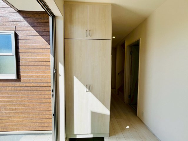 【Livele Garden】　小山市中久喜　第１　全5邸の玄関|〇４号棟　玄関〇
お家の顔にもなる明るい玄関。シューズクロークにご家族分の靴をしまうことができるので、いつでもスッキリ綺麗な玄関を保てます♪
2026年2月撮影