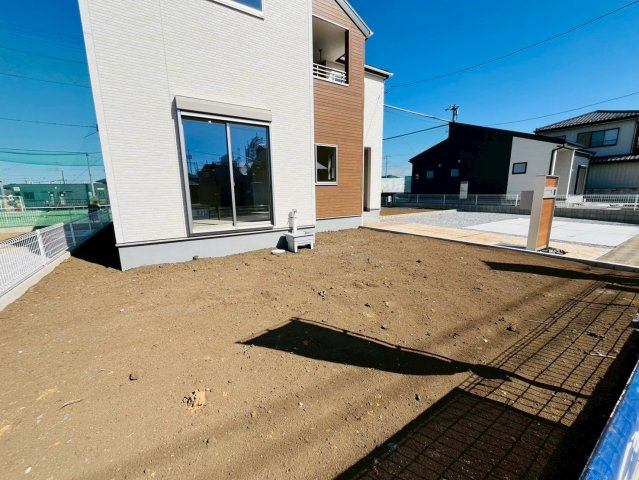 【Livele Garden】　小山市中久喜　第１　全5邸の庭|〇４号棟　庭〇
陽当たりの良い広いお庭！お子様の靴を洗う時や、ガーデニングの際に大活躍の立水栓付き♪
2026年2月撮影