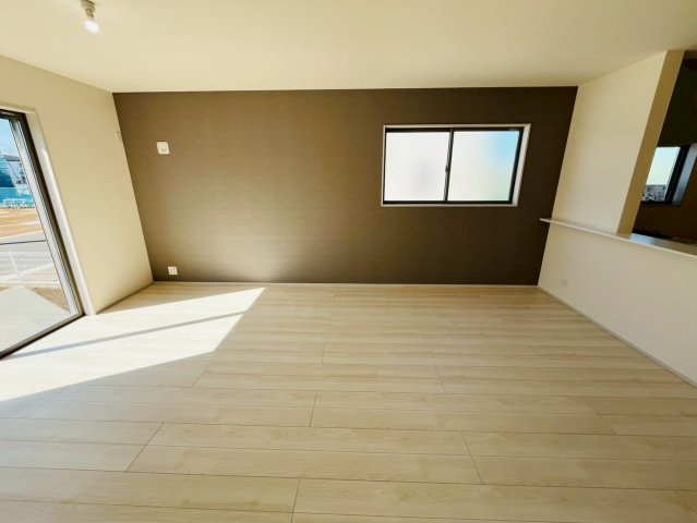 【Livele Garden】　小山市中久喜　第１　全5邸の居間・リビング|〇４号棟　リビング〇
アクセントクロスがお洒落なリビング♪
2026年2月撮影