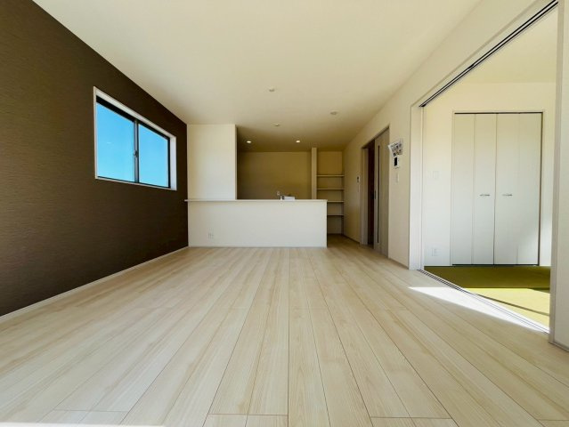 【Livele Garden】　小山市中久喜　第１　全5邸の居間・リビング|〇４号棟　リビング〇
広々17帖LDK♪キッチンから視線が通るリビングダイニングは自然とコミュニケーションが生まれ家族が集まる空間に（＾＾）
2026年2月撮影