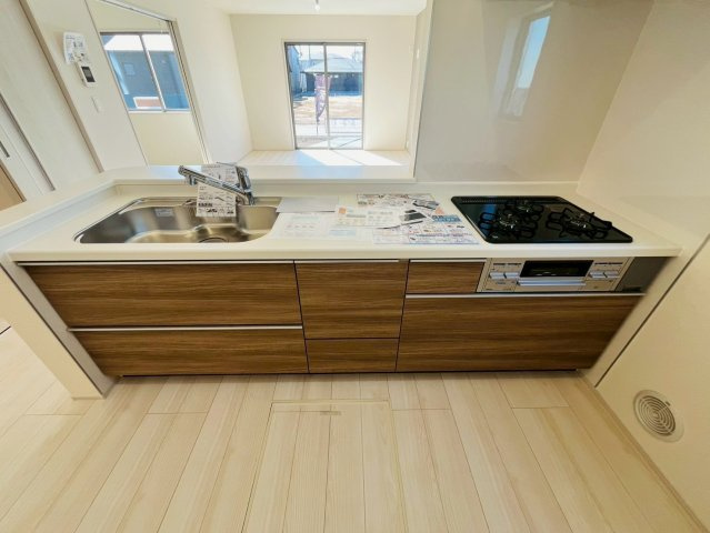 【Livele Garden】　小山市中久喜　第１　全5邸のキッチン|〇４号棟　キッチン〇
開放感のある対面式キッチン！お料理しながら家族の顔が見られる安心感。キッチンとダイニングが近く食事の用意や片づけが楽々♪
2026年2月撮影