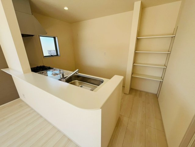 【Livele Garden】　小山市中久喜　第１　全5邸のキッチン|〇４号棟　キッチン〇
キッチン横に可動棚がございます。お気に入りの食器や保存食などを収納することができます（＾＾）
2026年2月撮影