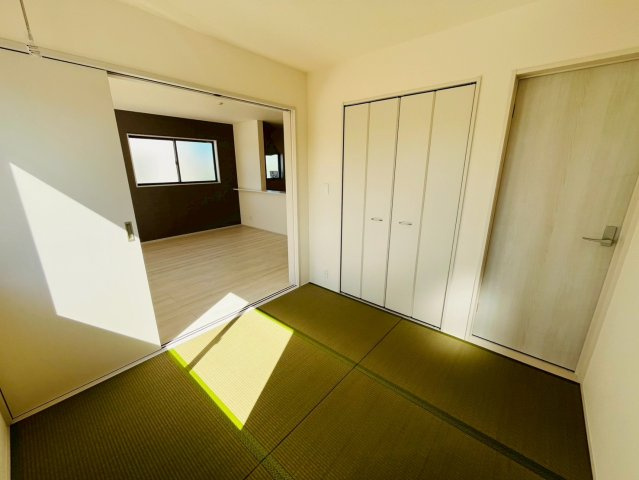 【Livele Garden】　小山市中久喜　第１　全5邸の和室|〇４号棟　和室　4.5帖〇
陽当たりの良いリビングと続き間の和室。玄関ホール側にも扉があり、リビングを通らずにお客様をお部屋へ通すことができます（＾＾）
2026年2月撮影