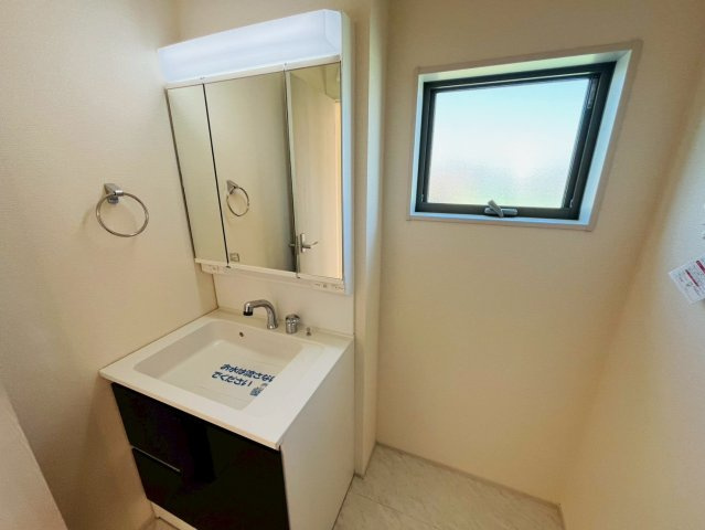 【Livele Garden】　小山市中久喜　第１　全5邸の独立洗面台|〇４号棟　洗面化粧台〇
ご家族揃って身支度可能なゆとりの洗面室。三面鏡の大きな洗面台は、収納スペースも充実♪鏡の裏も収納スペースになっております。
2026年2月撮影