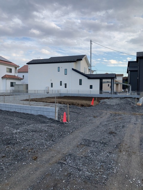 リーブルガーデン  小美玉市羽鳥　13期　4の前面道路含む現地写真|4月完成予定です。同メーカー完成物件の内覧、気になる他の物件と合わせての現地ご案内も可能です。HPから、またお電話でも、お気軽にお問い合わせください。