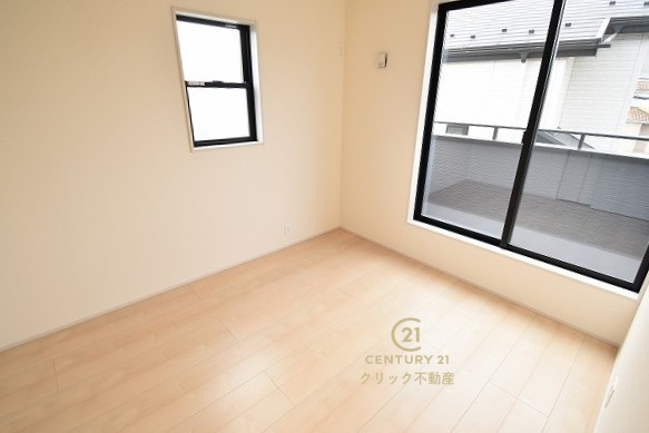 リーブルガーデン  小美玉市羽鳥　13期　4の洋室|採光バッチリ・通風良好です。フローリングなので重い家具も置けます。好きなものを集めてお気に入りの空間を作るのも楽しみですね。