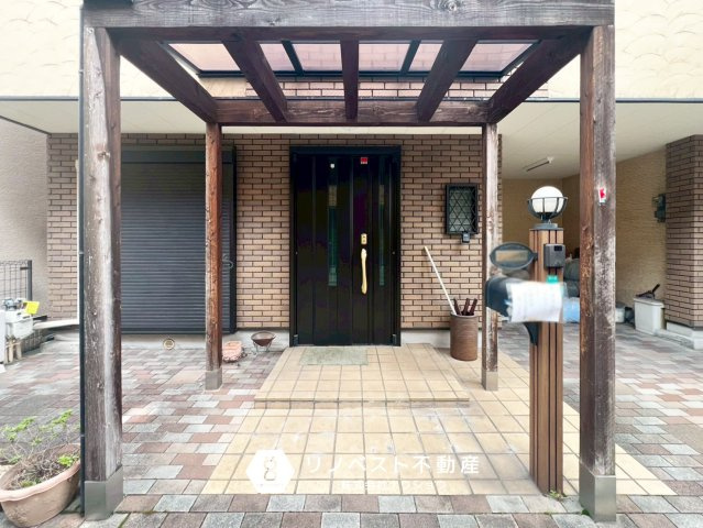 東成区東今里１丁目のエントランス|ポーチ部分には屋根が付いているので、玄関への雨風の吹込みも防げますね♪