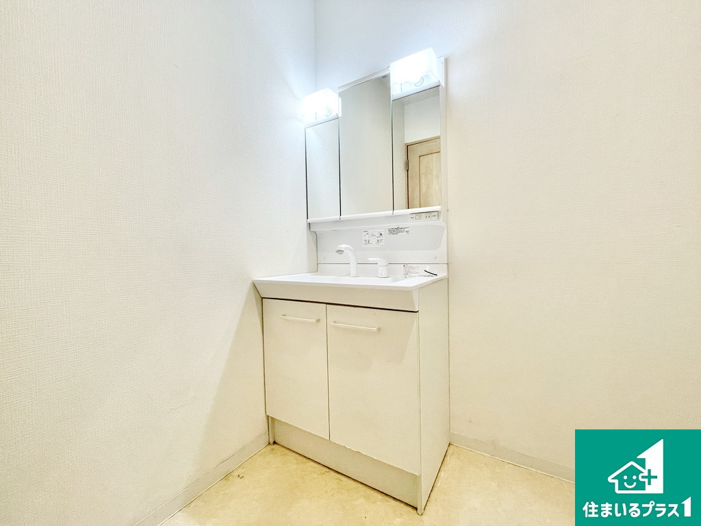 堺市堺区旭ヶ丘北町　中古一戸建ての独立洗面台|独立洗面台、シャワー付きなのも嬉しいポイントです♪