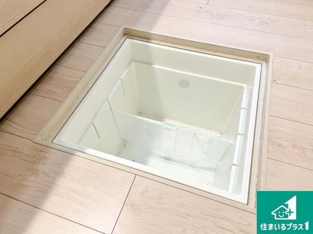 堺市堺区旭ヶ丘北町　中古一戸建ての収納|キッチンには床下収納♪長期保存可能な防災関連グッズなどの収納に便利です♪