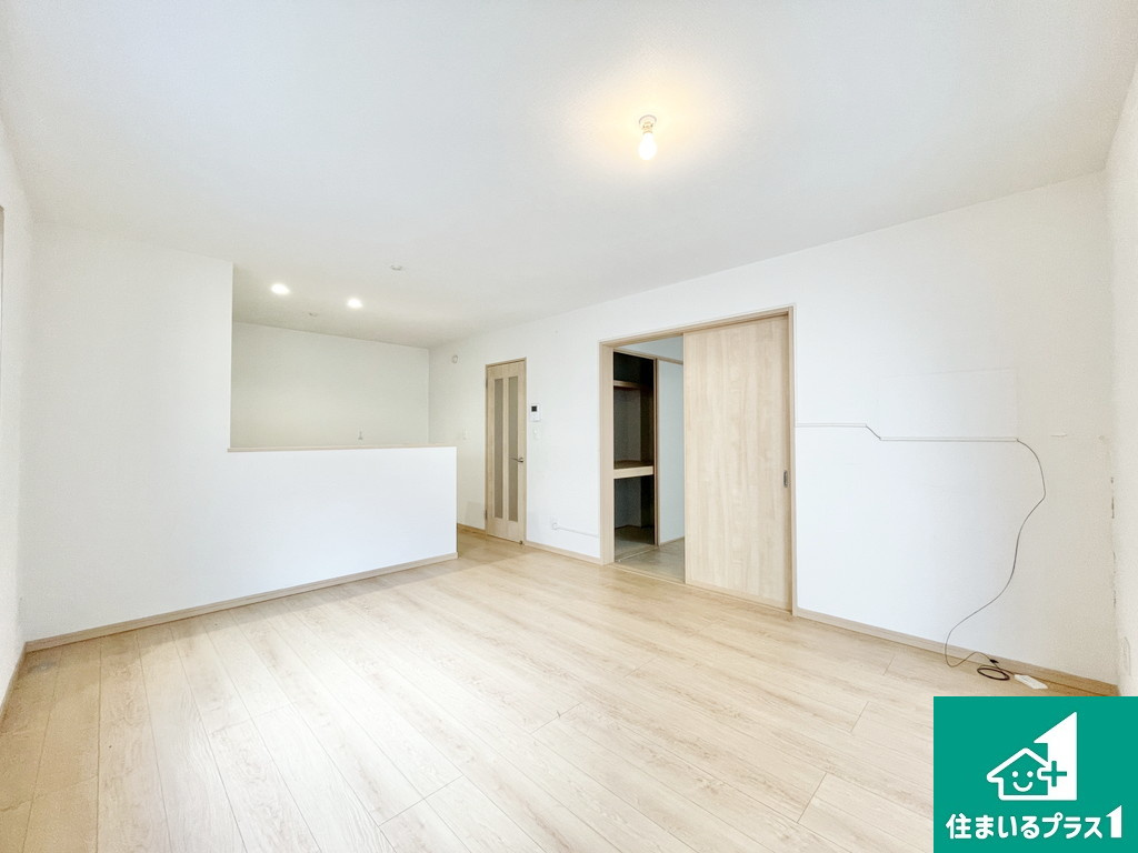 堺市堺区旭ヶ丘北町　中古一戸建ての居間・リビング|ＬＤＫは５．３帖の洋室続き！合わせて１９．６帖のＬＤＫとして利用可能♪アイボリー系のクロスとホワイトオークの床は暖かみがあり明るい空間となっています♪