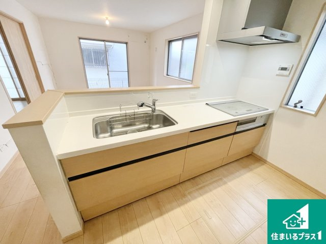 堺市堺区旭ヶ丘北町　中古一戸建てのキッチン|火の心配のないＩＨクッキングヒーターです♪オープンカウンターキッチンからは料理をしながらでもお子様の様子が見れます♪家族の会話が自然と増えます♪