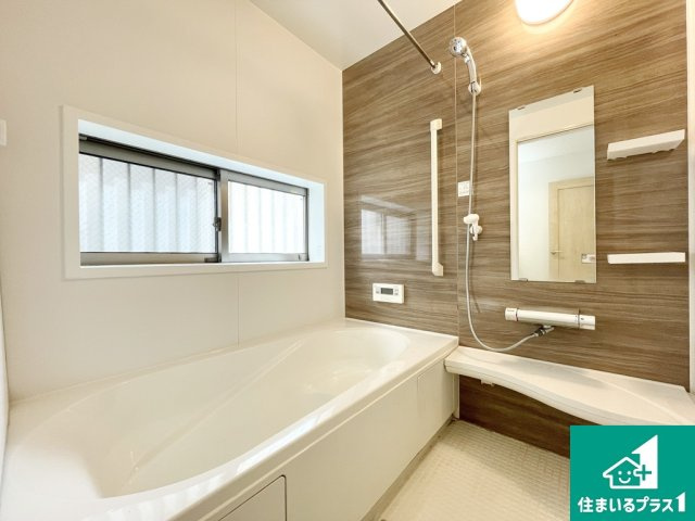 堺市堺区旭ヶ丘北町　中古一戸建ての浴室|１坪サイズの広々浴室です♪ブラウンのパネル・暖色系の照明で暖かみのある空間です♪浴室暖房乾燥機が付いていることもありがたいポイントです♪