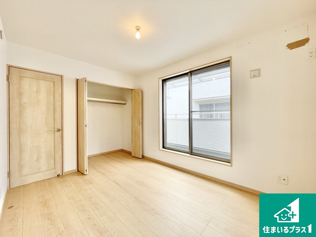 堺市堺区旭ヶ丘北町　中古一戸建ての洋室|バルコニーに面した大きな収納のある洋室です♪