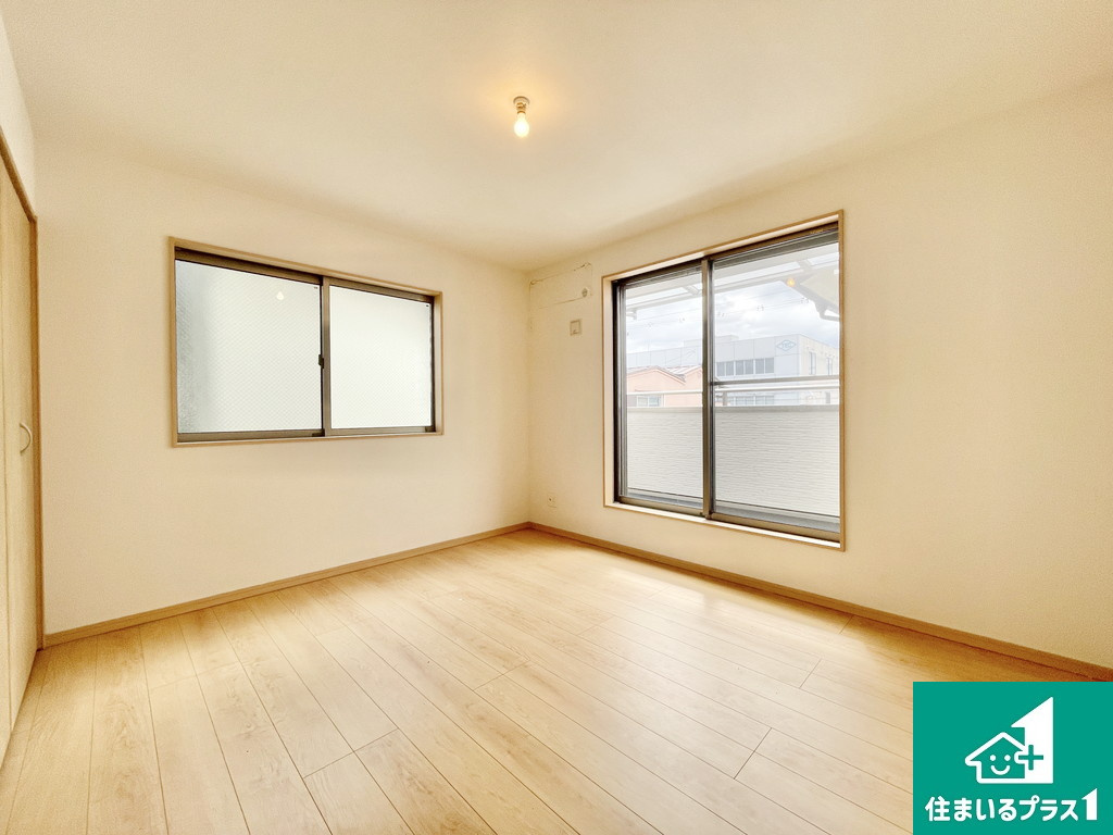 堺市堺区旭ヶ丘北町　中古一戸建ての寝室|バルコニーに面した２面採光の明るい寝室です♪