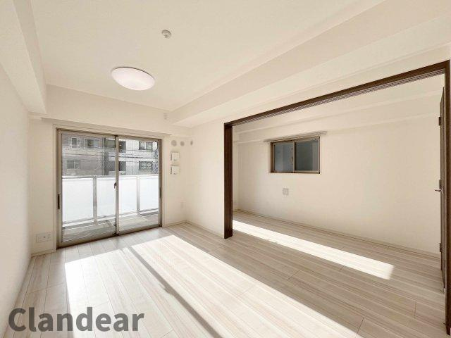 サンクレイドル浅草の居間・リビング|ドキドキの新生活も、安心してスタート。ぴったりの住まいを見つけませんか？クランディアが一緒に住まい選びをサポートします‼　まずは、お気軽にお問合せください　＃クランディア