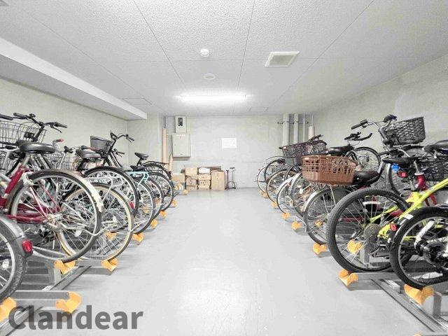 サンクレイドル浅草の駐輪場|ドキドキの新生活も、安心してスタート。ぴったりの住まいを見つけませんか？クランディアが一緒に住まい選びをサポートします‼　まずは、お気軽にお問合せください　＃クランディア