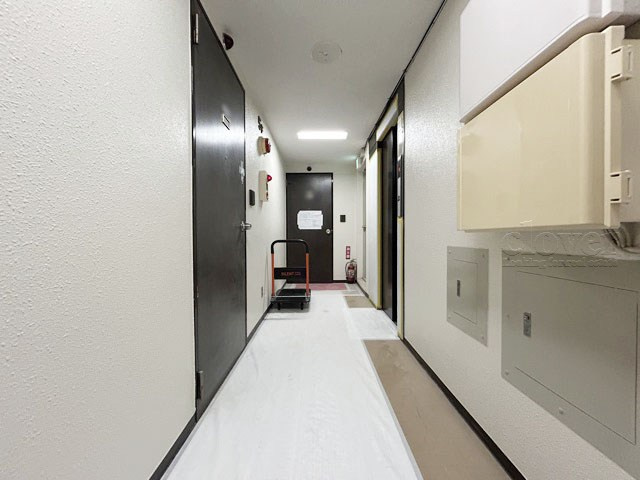【その他共用部分】 | ヴァンヴェール渋谷 | マンションの共用廊下です。きれいに清掃されています。周囲のお部屋の様子も、ぜひ伺ってみてください。～即日のご見学可能～　お問合せはお気軽にどうぞ。
