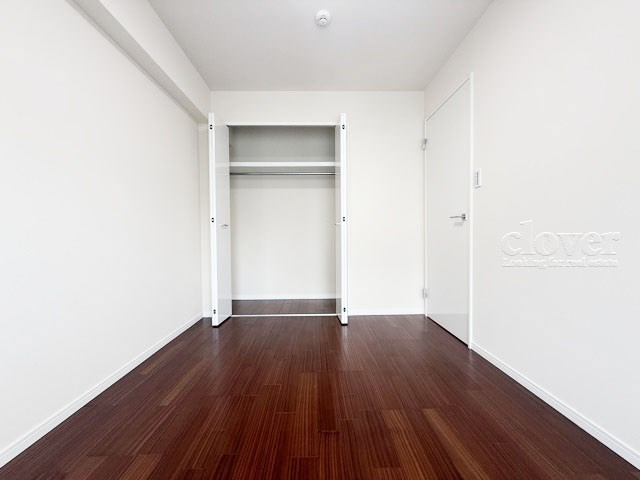 【子供部屋】 | ヴァンヴェール渋谷 | 洋室3　収納スペースを備えた洋室。現地をご覧になった際には、部屋の大きさのほか、収納部分のサイズなどもご確認ください。～即日のご見学可能～　お問合せはお気軽にどうぞ。
