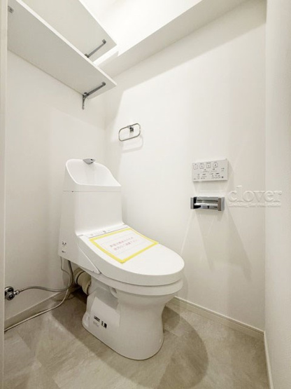 【トイレ】 | ヴァンヴェール渋谷 | 上部に収納を備えたトイレです。自宅の中でも最もプライベートな空間だからこそ、ほしい「落ち着き」がここにあります。～即日のご見学可能～　お問合せはお気軽にどうぞ。

