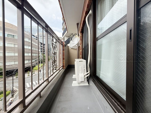 【バルコニー】 | ヴァンヴェール渋谷 | バルコニーの様子。ここからの眺めが、日々のストレスを発散してくれることでしょう。ちなみにバルコニーは専有部分ではなく「共用部分」の扱いです。～即日のご見学可能～　お問合せはお気軽にどうぞ。

