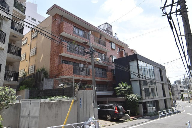 【現況写真】 | ヴァンヴェール渋谷 | 外観と前面道路の様子。～即日のご見学可能～　お問合せはお気軽にどうぞ。
