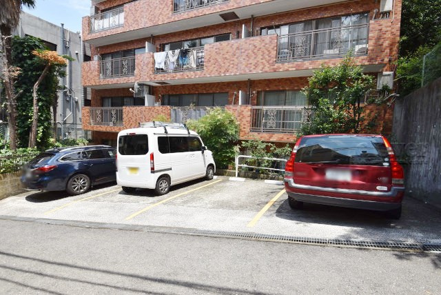 【駐車場】 | ヴァンヴェール渋谷 | マンションの駐車場スペース。空きの有無や駐車料金、サイズ規定などについては、改めてお問い合わせください。～即日のご見学可能～　お問合せはお気軽にどうぞ。

