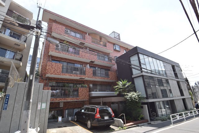 【外観】 | ヴァンヴェール渋谷 | 手入れの行き届いた外壁やエントランスなど、「見ればわかる」レベルで清潔感を保ったマンションです。築年数を感じさせない姿で皆様をお出迎えします。～即日のご見学可能～　お問合せはお気軽にどうぞ。
