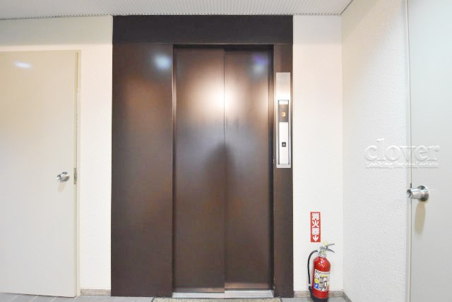 【設備】 | ヴァンヴェール渋谷 | バリアフリーの強い味方、エレベーターが設置されています。メンテナンスに手間と費用がかかる設備ですが、あるとないとでは大違い。～即日のご見学可能～　お問合せはお気軽にどうぞ。
