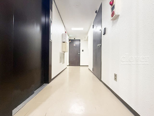【その他共用部分】 | ヴァンヴェール渋谷 | マンションの共用廊下です。きれいに清掃されています。周囲のお部屋の様子も、ぜひ伺ってみてください。～即日のご見学可能～　お問合せはお気軽にどうぞ。
