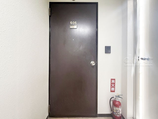 【その他共用部分】 | ヴァンヴェール渋谷 | 皆様をお迎えする、お部屋の玄関ドア。開けやすさや開放角度、ドアノブの操作しやすさや鍵の形状などを、現地で一度ご確認ください。～即日のご見学可能～　お問合せはお気軽にどうぞ。