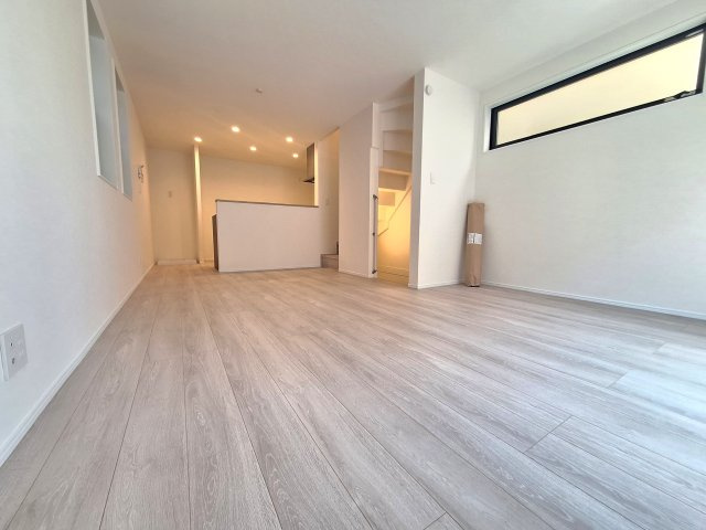 【居間・リビング】 | 江戸川区下篠崎町　新築戸建 | 南向きの新邸！３LDK、車庫付きです♪建物完成、ご内覧可能です！