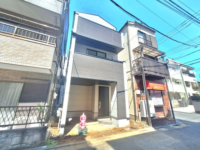 【外観】 | 江戸川区下篠崎町　新築戸建 | 南向きの新邸！３LDK、車庫付きです♪建物完成、ご内覧可能です！