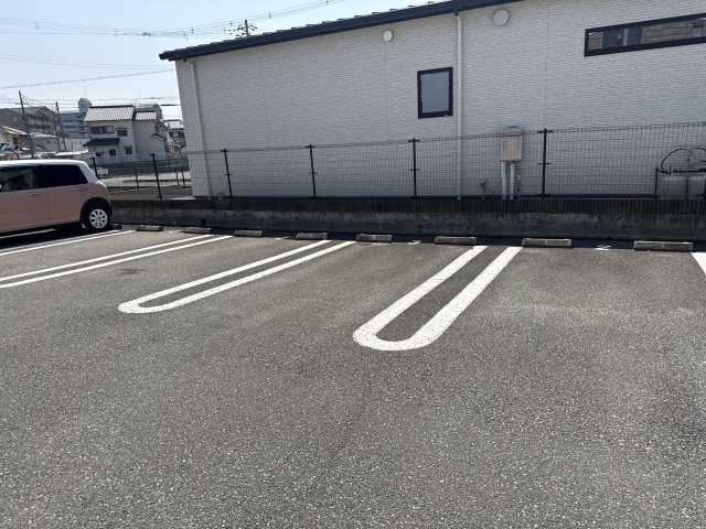 グラース・アンジュＡの駐車場