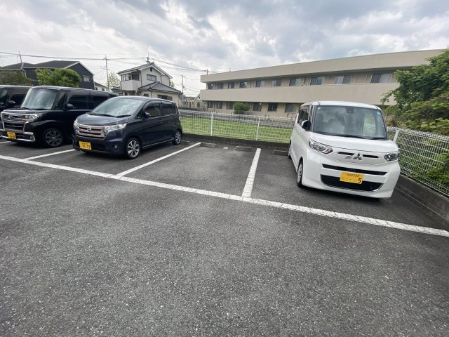 ピュールロジュマンの駐車場