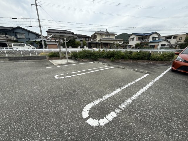 シン．シン．ハウスＤの駐車場