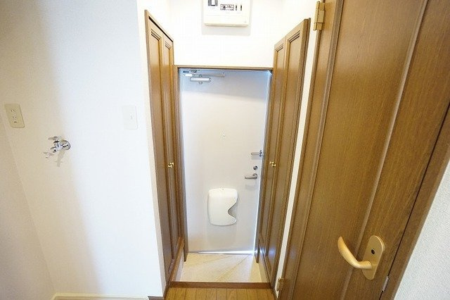 クレール穴生の玄関