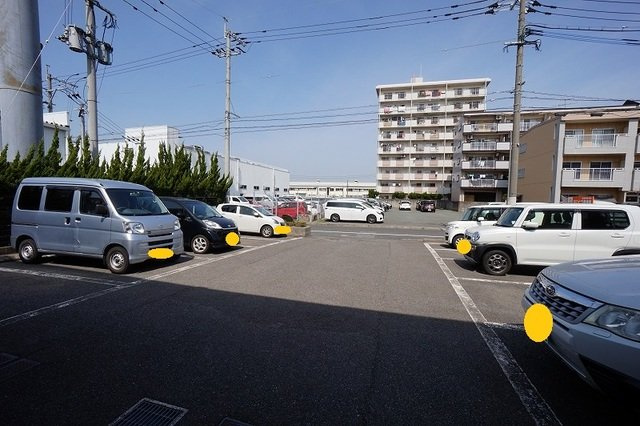 クレール穴生の駐車場