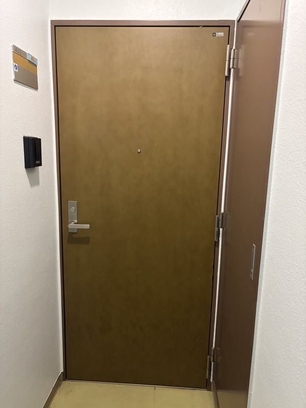 ウエムラビルの玄関