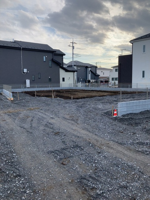 リーブルガーデン  小美玉市羽鳥　13期　5の前面道路含む現地写真|4月完成予定です。同メーカー完成物件の内覧、気になる他の物件と合わせての現地ご案内も可能です。HPから、またお電話でも、お気軽にお問い合わせください。