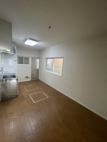 大黒町３丁目貸家Aの居間・リビング