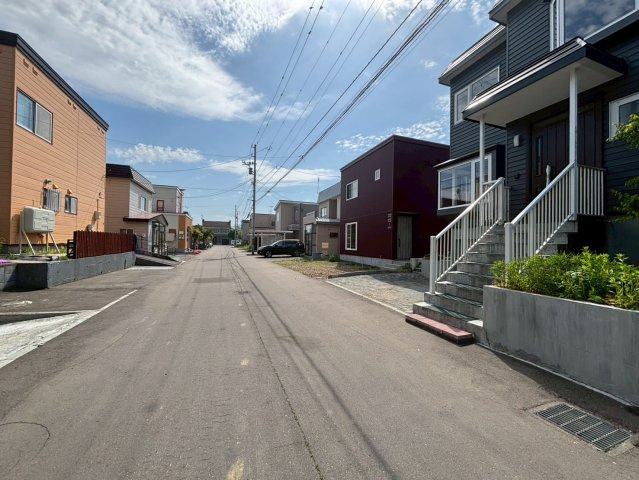 新琴似12条11丁目　戸建の前面道路含む現地写真