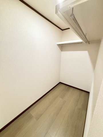 新琴似12条11丁目　戸建の収納|リビング隣接の洋室はウォークインクローゼット付き