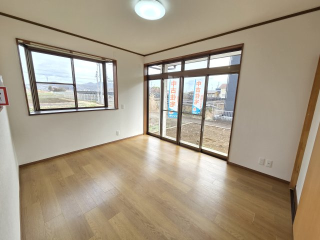 太田市鳥山上町　中古住宅の居間・リビング|リビングは日当たり良好！